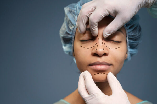 هل من الآمن إجراء عملية تجميل الأنف في تركيا؟ | دليل 2025